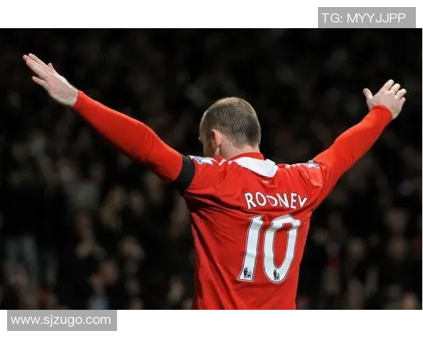 足球明星背影黑白艺术照展现运动之美与激情瞬间