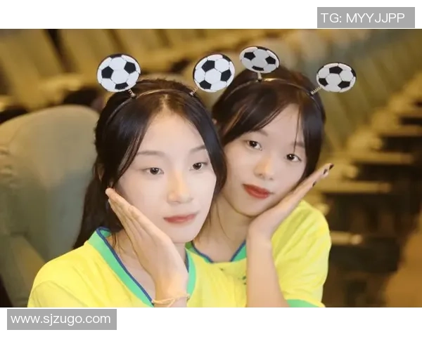 足球明星获奖时与女粉丝合影展现温馨瞬间与青春活力